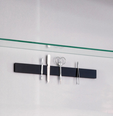 Badmöbel und -accessoires der Fackelmann-Marken zeichnen sich durch raffinierte Details aus, etwa eine Magnet-Klebeleiste für Spiegelschränke.