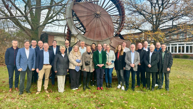 Die Mitglieder des Verbands trafen sich bei der Marburger Tapetenfabrik in Kirchhain bei Marburg.&nbsp;