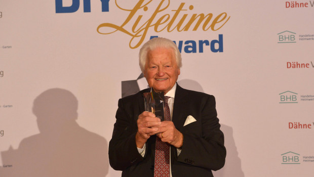 Dieter Schulz, Gründer und Inhaber der Schulz Farbenfabriken, hat in Bonn den DIY Lifetime Award bekommen.
Dieter Schulz, Gründer und Inhaber der Schulz Farbenfabriken, hat in Bonn den DIY Lifetime Award bekommen.