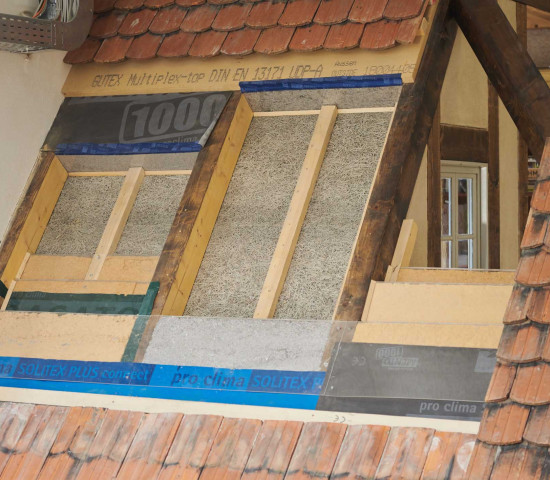 Das Sortiment von Baunativ setzt die Schwerpunkte Dichten und Dämmen, Bauen mit Lehm und nachhaltige Produkte.&nbsp;