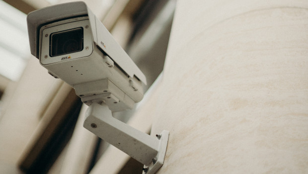 Künstliche Intelligenz wird aktuell beispielsweise in Form von Kamerasystemen zum Diebstahlschutz verwendet.&nbsp;