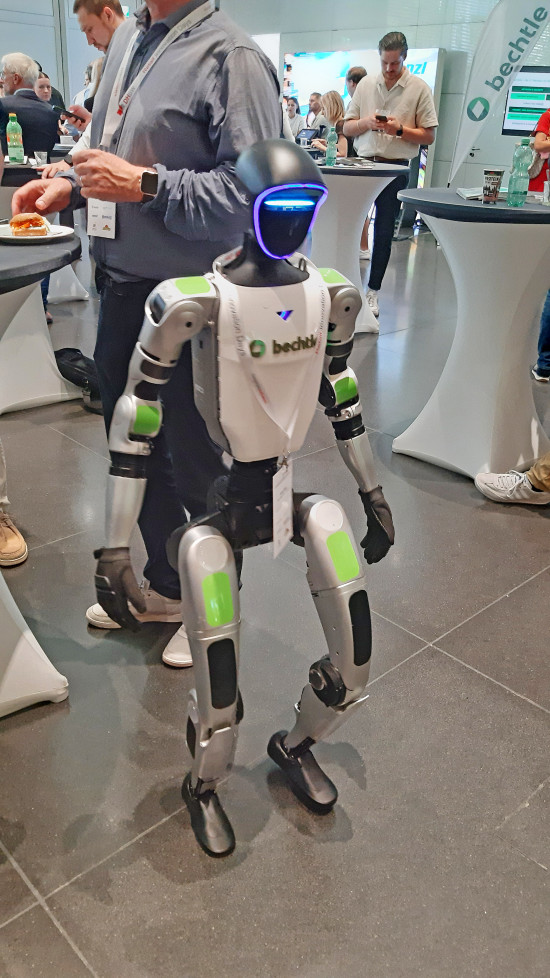 Klar: Ein Roboter durfte auf dem Innovationskongress nicht fehlen.