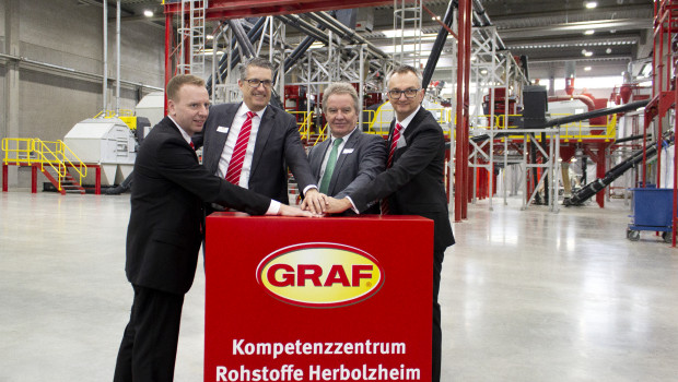 Feierliche Inbetriebnahme des Kompetenzzentrums Rohstoffe in Herbolzheim (v. l.): Werksleiter Herr Heiko Rapp, Inhaber Otto P. Graf, Minister für Umwelt, Klima und Energiewirtschaft Franz Untersteller, Leiter Rohstoffeinkauf Jörg Drägert.