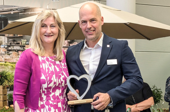 Martina Mensing-Meckelburg, Präsidentin VDG, und Stefan Lohrberg, Messedirektor Spoga+Gaga, der&nbsp;zu seinem nahenden Abschied einen „Herzensangelegenheit“-Award vom VDG bekommen hat.