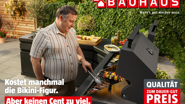 Mit einem Augenzwinkern weist Bauhaus in der Kampagne auf sein Preisversprechen hin. Mit einem Augenzwinkern weist Bauhaus in der Kampagne auf sein Preisversprechen hin.