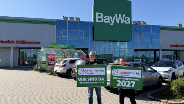 Julian Schneider (Geschäftsführer Schneider Gruppe) und Winnie Bissen (Marktleitung Hagebaumarkt Traunreut) versprechen ihren Kundinnen und Kunden Kontinuität.&nbsp;