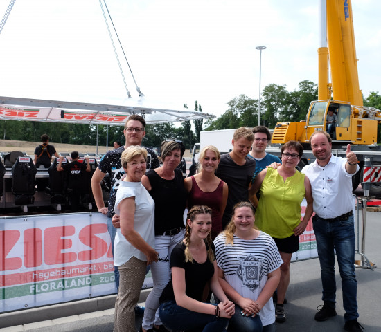 Hatten viel Spaß in luftiger Höhe: Eine Gruppe von Sky-Grillern beim Ziesak-Event mit Marktleiter Tom Sattler (r.).