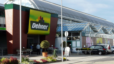 Dehner rüstet Parkplätze in Rain mit Ladesäulen aus