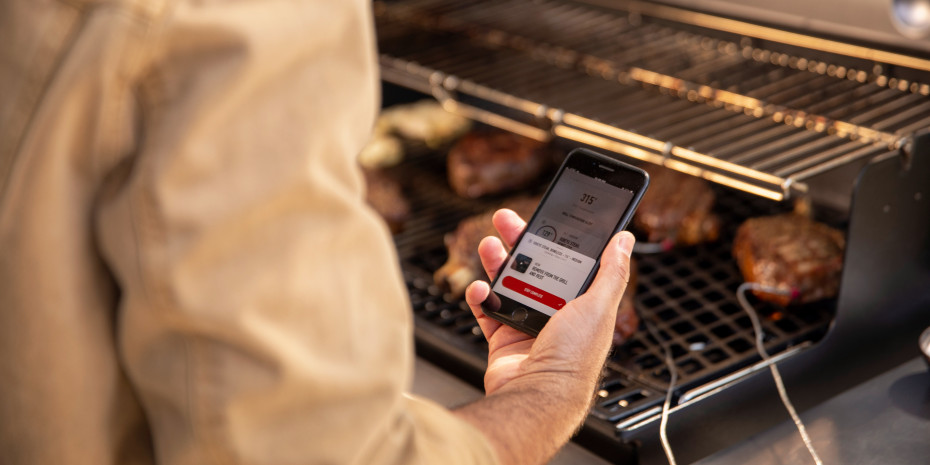 Was auf dem Rost des Genesis-Gasgrills geschieht, lässt sich per App im Blick behalten.&nbsp;