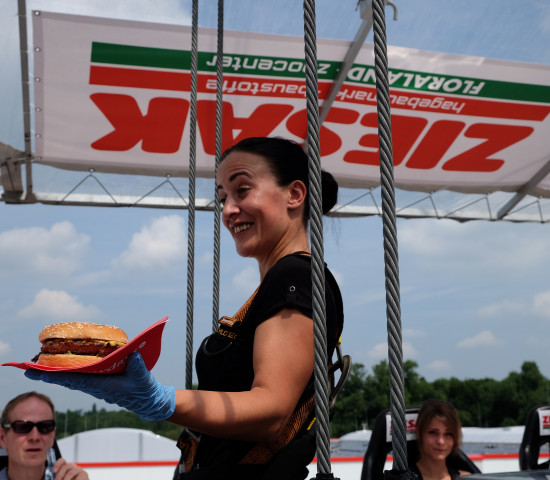 Hoch droben gab's frisch gegrillte Burger.