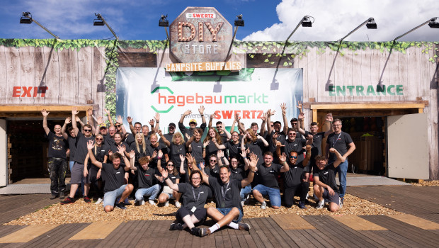 Das 59-köpfige Team des Hagebaumarkt DIY-Store by Swertz auf dem Parookaville-Festival 2024.