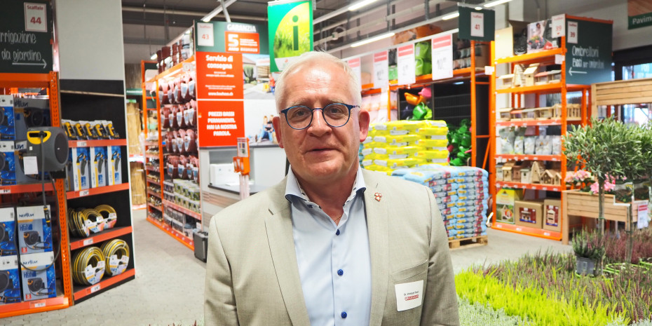 Dr. Christoph Theler ist seit 2022 Geschäftsführer von Bauhaus Schweiz. Er hat 14 Jahre, davon 2013 bis 2018, als Geschäftsführer für Coop Bau + Hobby gearbeitet und war danach Geschäftsführer von BMS Building Materials Suisse.