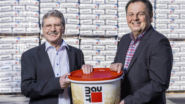 Thomas Löckinger (re) übernimmt zum 1. August die Baumarkt-Vertriebsleitung für die Baumit GmbH in Österreich. Er folgt auf Johann Holy (li), der nach 21 Jahren seinen Ruhestand antritt. Thomas Löckinger (re) übernimmt zum 1. August die Baumarkt-Vertriebsleitung für die Baumit GmbH in Österreich. Er folgt auf Johann Holy (li), der nach 21 Jahren seinen Ruhestand antritt.