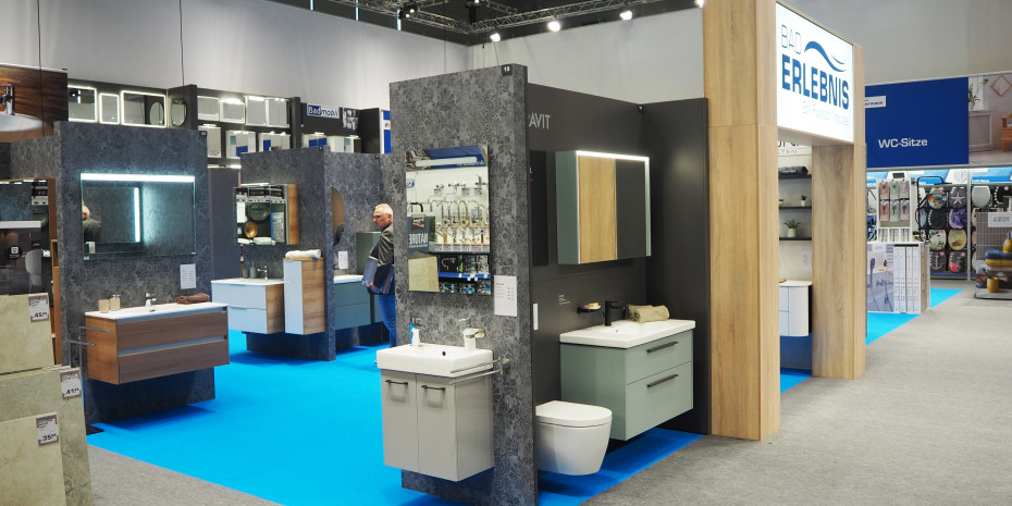Die Badmöbel-Ausstellung steht im Zentrum des Sanitärkonzepts. Die Badmöbel-Ausstellung steht im Zentrum des Sanitärkonzepts.