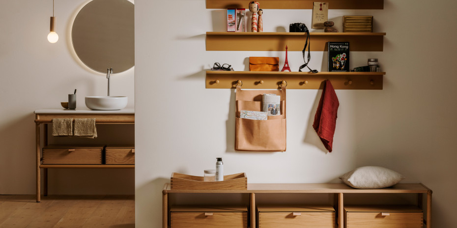 Wohnliche Elemente, wie Kissen, Dekoration, Bänke und warme Farben ziehen ins Badezimmer ein.&nbsp;