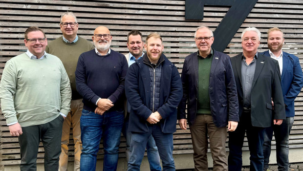 Strategiegespräche zwischen KEM und Bauvista (v.l.): David Kennke&nbsp;(Einkaufsleiter DIY-Einzelhandel Bauvista), Jörg Kronenberg und JohannesHäringslack (Geschäftsführer Bauvista), Alexander Trajanov (Geschäftsführer KEM), Nico Jenke&nbsp;(Einkäufer KEM), Ralf Weiß (Geschäftsleiter und Prokurist KEM), Thomas Niedermaier (stellvertretender&nbsp;Geschäftsleiter und Leiter Vertrieb und Expansion KEM) sowie Eicke Vogt (Facheinkäufer Großhandel&nbsp;Bauvista).