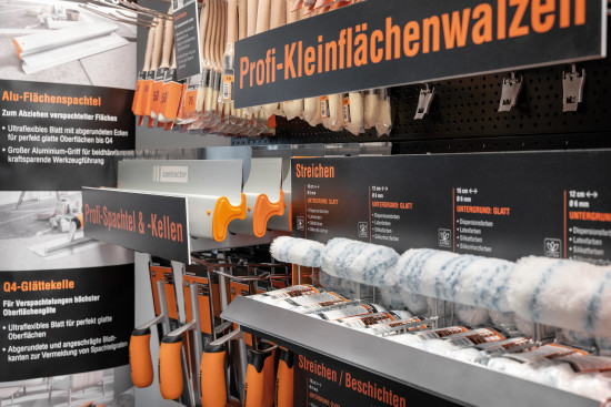 Erkenntnisse zu Trends und verändertem Kaufverhalten fließen gezielt in die Sortimentsgestaltung ein. Ein Beispiel dafür ist das CE Profi-Sortiment, in dem insbesondere der Bereich der Handwerkzeuge zur Untergrundbearbeitung breit aufgestellt ist.