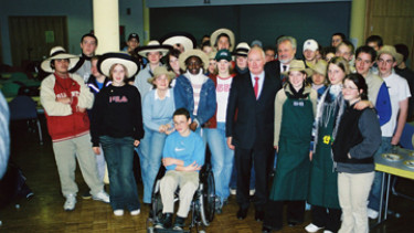 Männer an der Garderobe abgeben