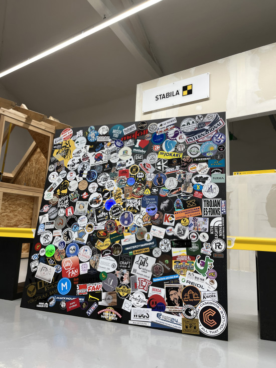 242 Handwerksaufkleber aus 15 Ländern zieren die Sticker-Wall.