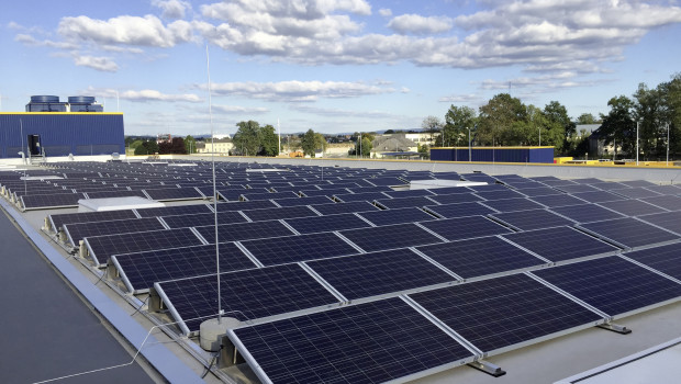 Dachser investiert massiv in Photovoltaikanlagen auf den Dächern seiner europäischen Logistikanlagen und Bürogebäude und wird die heutige Kapazität bis 2025 mehr als vervierfachen. Dachser investiert massiv in Photovoltaikanlagen auf den Dächern seiner europäischen Logistikanlagen und Bürogebäude und wird die heutige Kapazität bis 2025 mehr als vervierfachen.