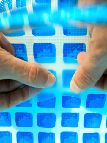 Das durchsichtige Tape hält auch unter Wasser. &nbsp;