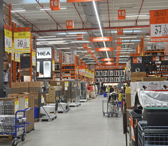 Als Profi-orientierte Vertriebslinie – die damit aber auch versierte Selbermacher anspricht – tritt die Adeo-Marke Tecnomat auf. Als Profi-orientierte Vertriebslinie – die damit aber auch versierte Selbermacher anspricht – tritt die Adeo-Marke Tecnomat auf.