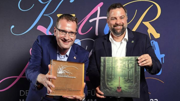 Preisverleihung in Berlin: Manuel Löhmann (l.), PR-Manager bei Bauhaus, hat die Auszeichnung von Christoph Rullmann, Geschäftsführer Bundesverband SDW, entgegengenommen. Preisverleihung in Berlin: Manuel Löhmann (l.), PR-Manager bei Bauhaus, hat die Auszeichnung von Christoph Rullmann, Geschäftsführer Bundesverband SDW, entgegengenommen.