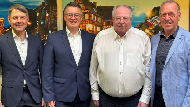 Dr. Uli Weller, Geschäftsführer der Liqui Moly GmbH, mit André Winterhoff, Geschäftsführer der LM France SAS, und Guy Guth, Geschäftsführer der Liqui Moly France SAS, sowie Salvatore Coniglio, Geschäftsführer der Liqui Moly GmbH, trafen sich zur Unterzeichnung des Kaufvertrags.