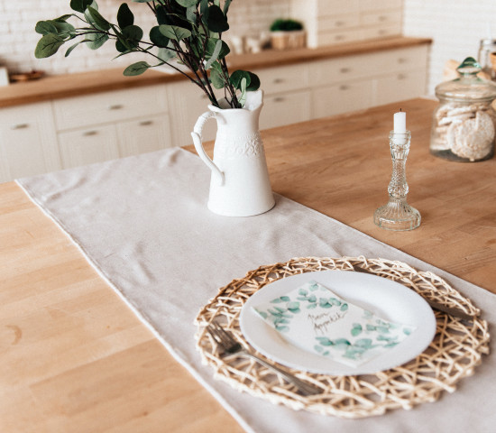 Mit dem Arbeitsplatten-Hartöl lässt sich Holz auf natürliche Weise pflegen.&nbsp;