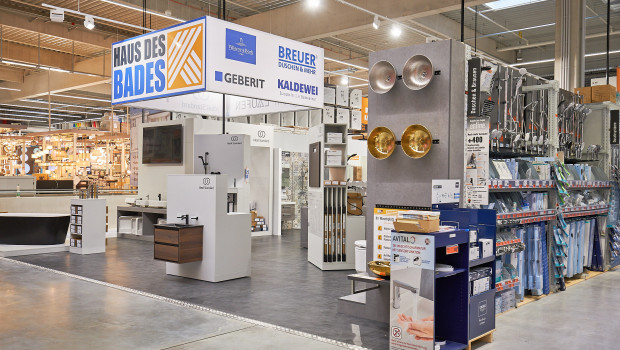 Viele Baumärkte bieten ein umfängliches Sortiment rund ums Bad - von Brauseköpfen und Dekoartikeln bis zu Badewannen und Duschen.&nbsp;