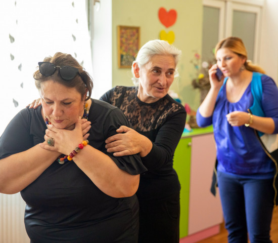 Erste Hilfe: Angeleitet durch das Georgische Rote Kreuz üben die Erzieherinnen des Kindergartens in Ambrolauri den Ernstfall.