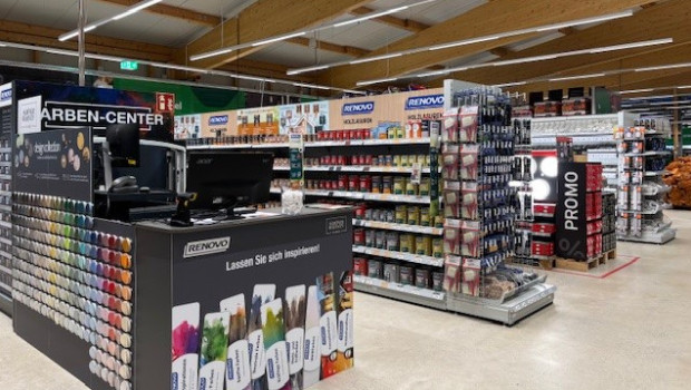 Blick in den neuen Hagebau Kompakt auf Föhr, hier die Farbenabteilung.