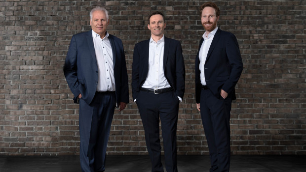 Generationswechsel: Hans-Peter Heffels (v.l.) übergibt an Ingo Gethöffer und Tim Gärtner.&nbsp;
