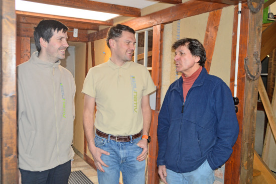 Inhaber David Pfennig (M.), Geschäftsleiter Florian Wittwer (l.) und der Baubiologe Stephan De Bona stehen an der Spitze der ökologischen Baustoffhandlung.