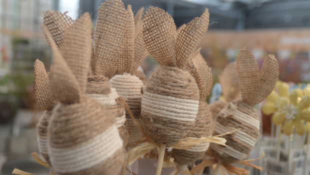 Dekorationsartikel werden zu Ostern gerne verschenkt. Dekorationsartikel werden zu Ostern gerne verschenkt.