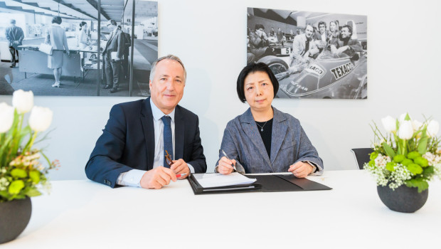 Oliver P. Kuhrt, Geschäftsführer der Messe Essen, und Xuemei Liu, Vize-Generalsekretärin der China Flower Association als Vertreterin der Hortiflorexpo China&nbsp;haben bei der 40. IPM einen neuen Kooperationsvertrag unterzeichnet.&nbsp;