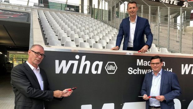 Ronny Lindskog (von links) und Mario Sommer aus dem Bereich Sales & Marketing bei Wiha sowie Oliver Leki, Vorstand beim SC Freiburg, besiegelten die Partnerschaft.&nbsp;