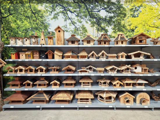 Rund 70 verschiedene Vogelhäuser bietet der Hersteller für den Wildtierbedarf an.