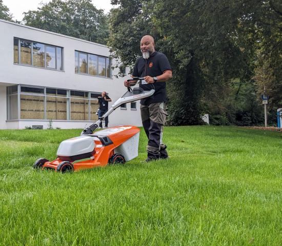 Die Rasenmäher der Serien 2 und 4 hat Stihl neu konzeptioniert, künftig sind verschiedenste Modelle für verschiedene Anforderungen verfügbar.