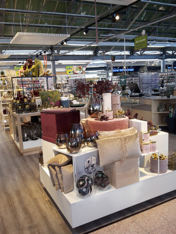 Das Depot-Sortiment Sortiment reicht von kreativen Wohnideen wie Kerzen und Glasartikeln bis hin zu saisonalen Accessoires für Weihnachten und Ostern.