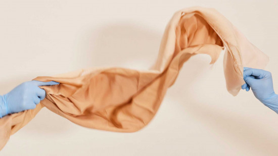 Das VIA University College forscht an der Skalierbarkeit von natürlichen Farbstoffen. Diese Textilien wurden mit Zwiebelschalen und Avocadokernen gefärbt. &nbsp;