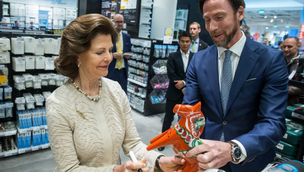 Königin Silvia wurde von Clas Ohlson-Chef Klas Balkow begrüßt und signierte im neuen Markt ein Dalapferd.