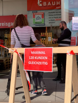 Schutzmaßnahmen bei Bauhaus: Einlasskontrolle ... (Bild: Bauhaus)