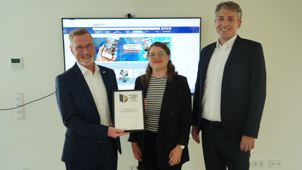 Andreas Friederichs (l.), Bereichsleiter Marketing der Eurobaustoff, und Denise Breuer, Product Owner Marketing-Cockpit, haben den Preis entgegengenommen.