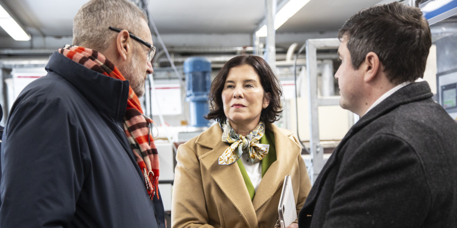 Colette Boos-John, Ministerin für Wirtschaft, Landwirtschaft und Ländlichen Raum in Thüringen (Bildmitte), übergab den Förderbescheid persönlich an die beiden Geschäftsführer Alexander Häßler (links) und Kevin Warrlich (rechts). Colette Boos-John, Ministerin für Wirtschaft, Landwirtschaft und Ländlichen Raum in Thüringen (Bildmitte), übergab den Förderbescheid persönlich an die beiden Geschäftsführer Alexander Häßler (links) und Kevin Warrlich (rechts).