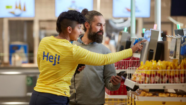 Die KI braucht Daten, und die liefern in erster Linie die Ikea-Mitarbeiterinnen und -Mitarbeiter auf der Fläche. Die KI braucht Daten, und die liefern in erster Linie die Ikea-Mitarbeiterinnen und -Mitarbeiter auf der Fläche.