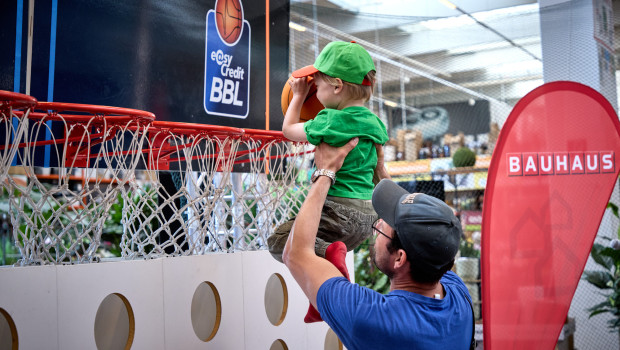 Die Besucher konnten beim Familienfest selbst ein paar Körbe werfen.&nbsp;