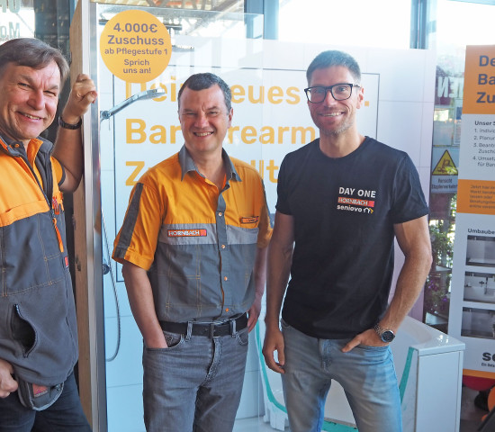 In Berlin-Marzahn sind sie von dem Konzept überzeugt: Marktleiter Uwe Metscher (l.) und Stellvertreter Ingo Schütze (M.) zusammen mit dem Seniovo-Gründer.