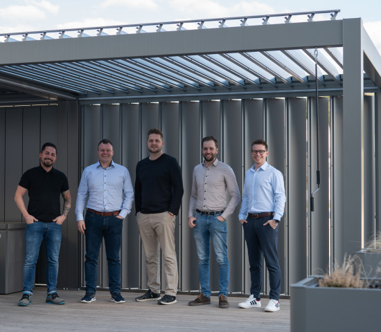 Das Entwicklerteam: Die Pergola ist von der Idee über das Design bis hin zur Umsetzung zu 100 Prozent inhouse entwickelt worden. Das Entwicklerteam: Die Pergola ist von der Idee über das Design bis hin zur Umsetzung zu 100 Prozent inhouse entwickelt worden.