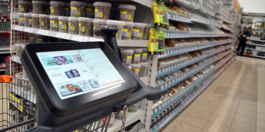 Der intelligente Einkaufswagen Fast-Laner von Wanzl ist mit einem Handscanner, einem Screen und einer Kamera zur Warenkorbüberwachung ausgestattet.&nbsp;